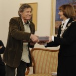 МИЛОШ ПЕТРОВИЋ  Професор Милош Петровић је својим уметничким ангажманом на подручју интерпретације и композиције заузео истакнуто место међу савременим музичким уметницима. Дипломирао је на Одсеку за клавир и магистрирао на Одсеку за чембало и камерну музику Факултета музичке уметности. Усавршавао се на музичким академијама у Прагу, затим Шпанији и Француској.  Као солиста на чембалу наступао је са камерним оркестрима, Београдском филхармонијом и Симфонијским оркестром Радио Телевизије Србије. Био је члан Београдског камерног квартета.  На бројним чембалистичким реситалима у земљи и иностранству, Милош Петровић одсвирао је готово комплетан опус француске и немачке барокне музике, али и дела аутора 20. века, међу које се и сам сврстава.