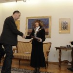 МРЂАН БАЈИЋ  Професор Мрђан Бајић је редовни професор на предметима Цртање и Вајање. Дипломирао и последипломске студије завршио на Факултету ликовних уметности и усавршавао се у Паризу.  Као гостујући уметник држао је предавања на ликовним академијама у Ричмонду, Штокхолму, Сиднеју, Будимпешти, Сан Франциску, Стразбуру, Бања Луци и Новом Саду.  Приредио је 40 самосталних изложби скулптура у земљи и иностранству: у Београду, Загребу, Ријеци, Љубљани, Новом Саду, Паризу, Тибингену, Штокхолму, Кракову, Бечу и Венецији.